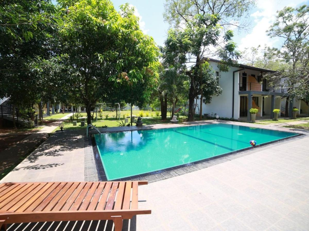 Hotel Alakamanda Anuradhapura Exterior photo