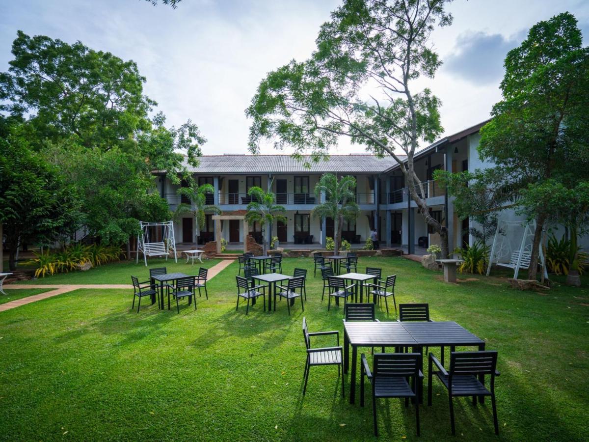Hotel Alakamanda Anuradhapura Exterior photo