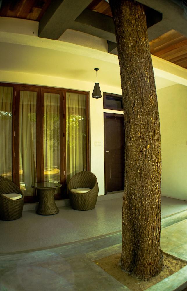 Hotel Alakamanda Anuradhapura Exterior photo