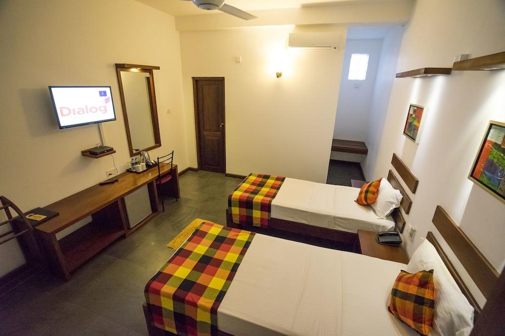 Hotel Alakamanda Anuradhapura Exterior photo