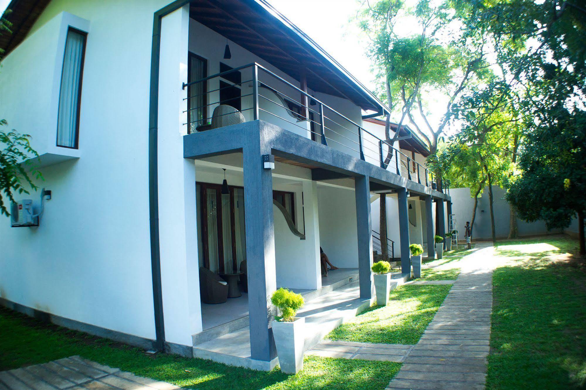 Hotel Alakamanda Anuradhapura Exterior photo