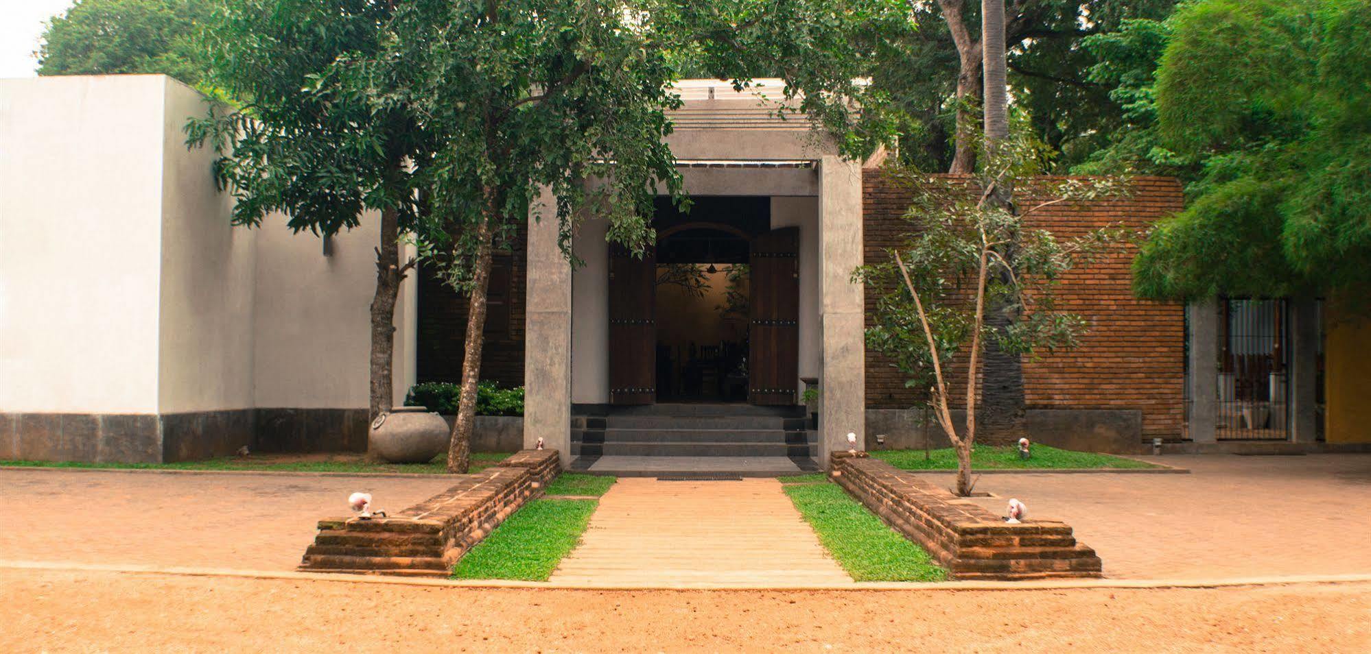 Hotel Alakamanda Anuradhapura Exterior photo