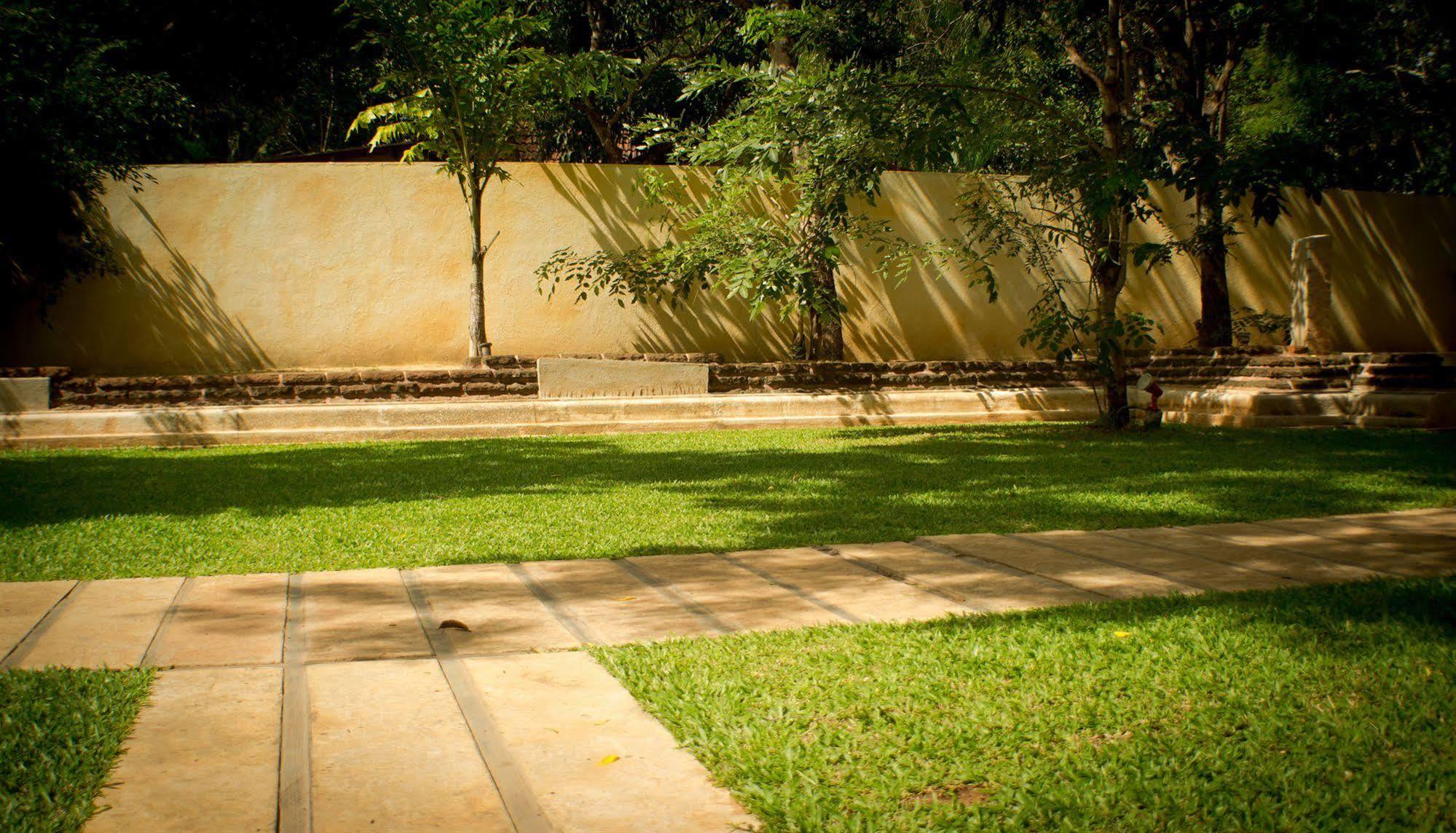 Hotel Alakamanda Anuradhapura Exterior photo