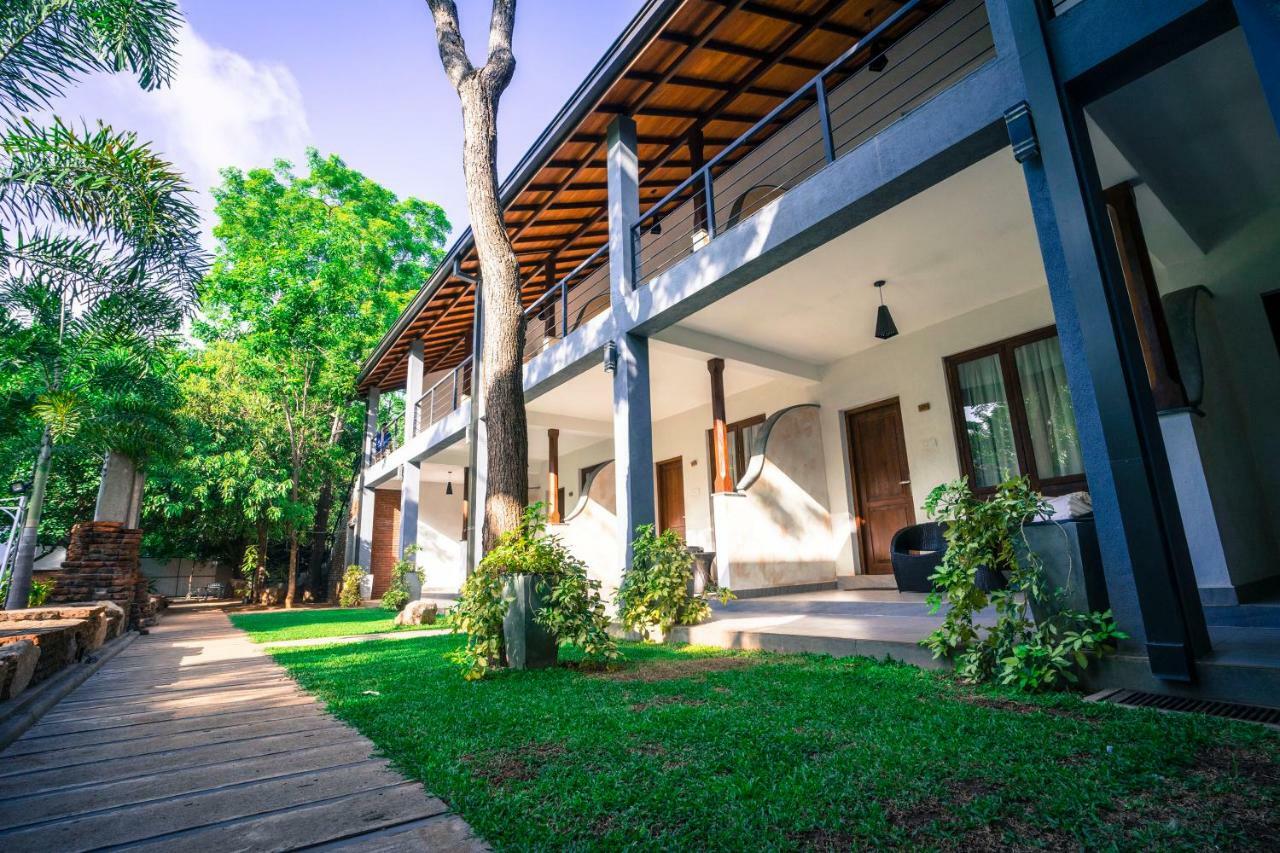Hotel Alakamanda Anuradhapura Exterior photo
