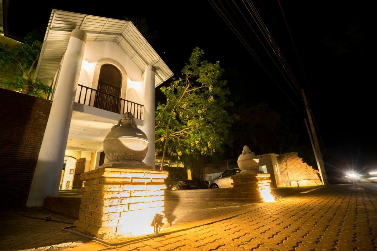 Hotel Alakamanda Anuradhapura Exterior photo
