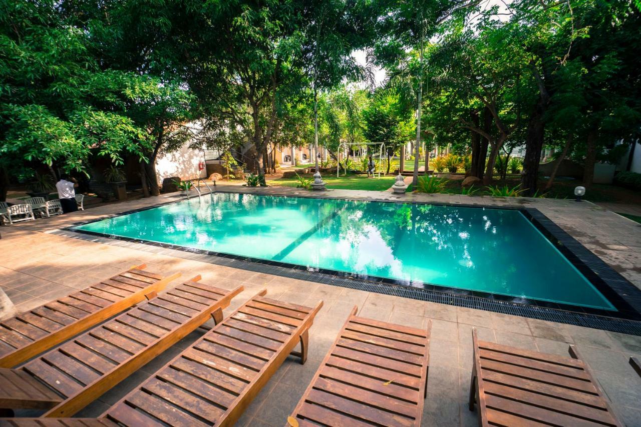 Hotel Alakamanda Anuradhapura Exterior photo