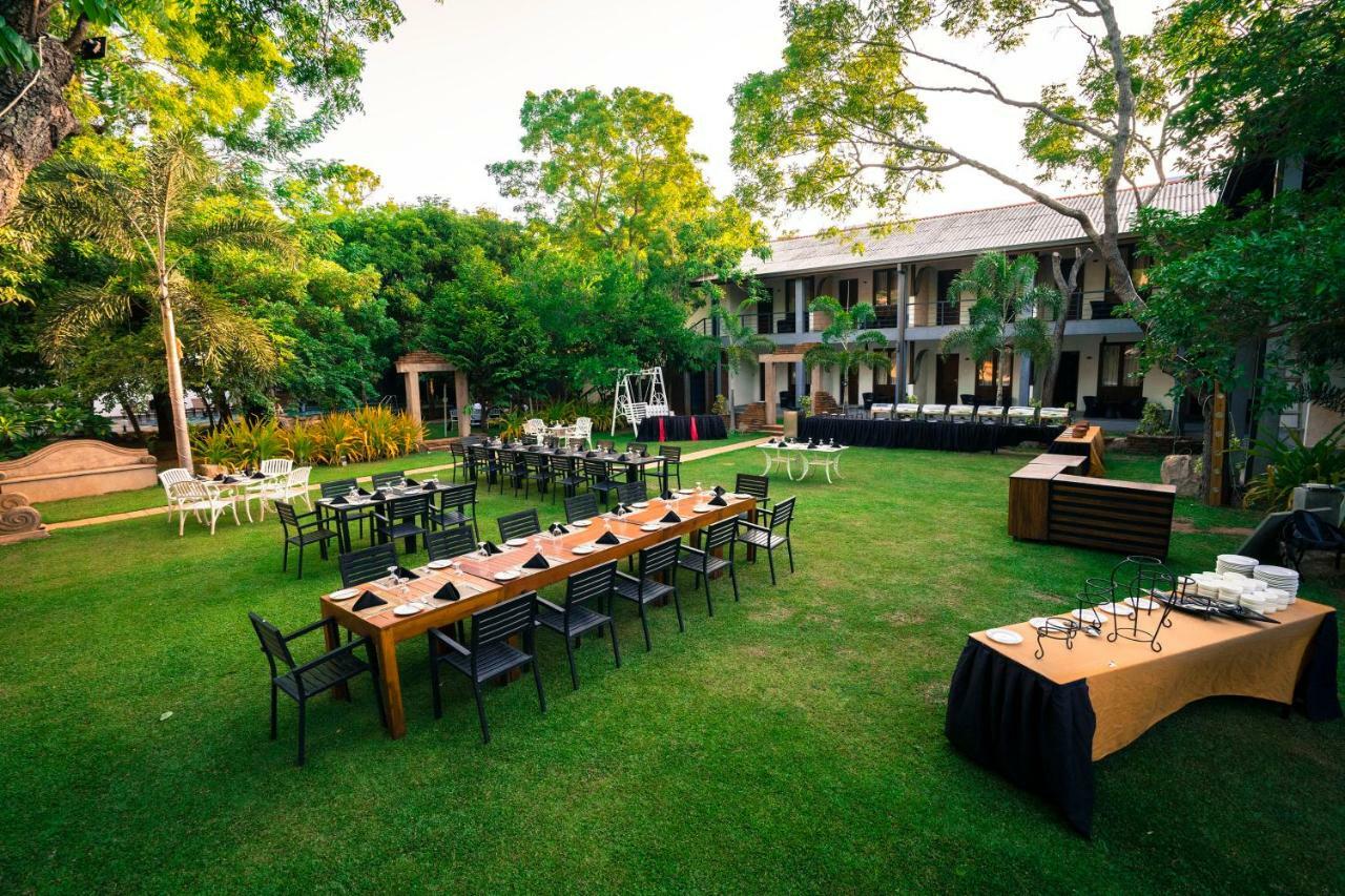 Hotel Alakamanda Anuradhapura Exterior photo